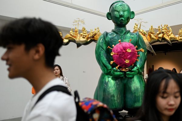 زوار في معرض لمنحوتة لاند جيني (Land Genie) في مدينة هانوي، فيتنام 11 أكتوبر 2020 - سبوتنيك عربي
