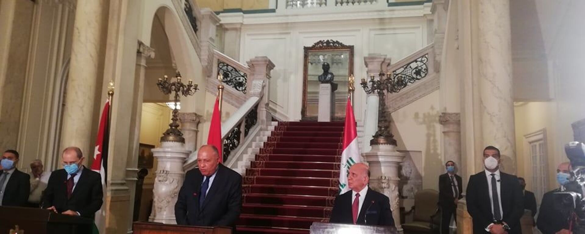 وزير الخارجية المصري سامح شكري خلال مؤتمر صحفي بالقاهرة مع وزير خارجية الأردن ‎أيمن الصفدي ووزير خارجية العراق ‎فؤاد حسين - سبوتنيك عربي, 1920, 04.11.2020