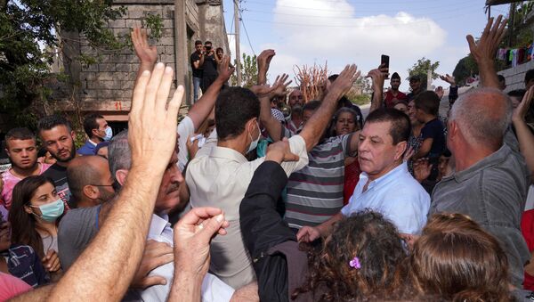  الرئيس بشار الأسد يزور المناطق التي تعرضت للحرائق ويلتقي مع أهلها، سوريا 13 أكتوبر 2020 - سبوتنيك عربي