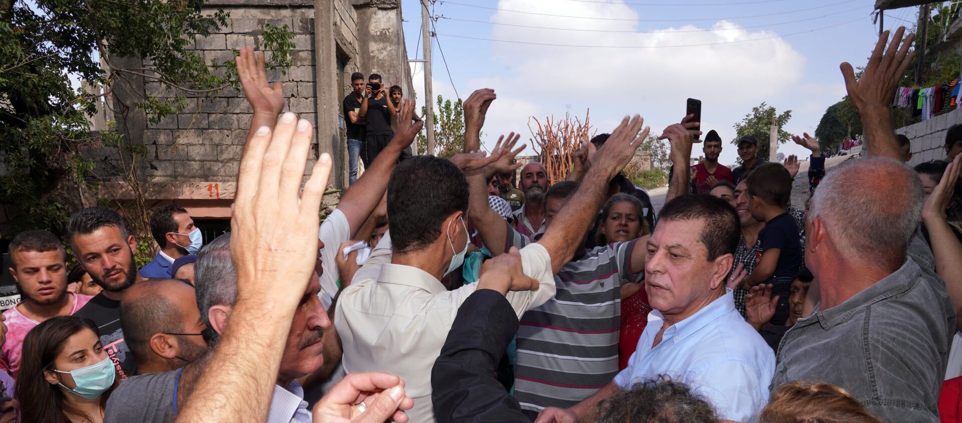  الرئيس بشار الأسد يزور المناطق التي تعرضت للحرائق ويلتقي مع أهلها، سوريا 13 أكتوبر 2020 - سبوتنيك عربي, 1920, 12.05.2021