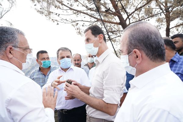  الرئيس بشار الأسد يزور منطقة كفردبيل، بريف جبلة، ضمن المناطق التي تعرضت للحرائق، سوريا 13 أكتوبر 2020 - سبوتنيك عربي