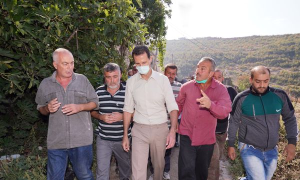  الرئيس بشار الأسد يزور المناطق التي تعرضت للحرائق ويلتقي مع أهلها، سوريا 13 أكتوبر 2020 - سبوتنيك عربي