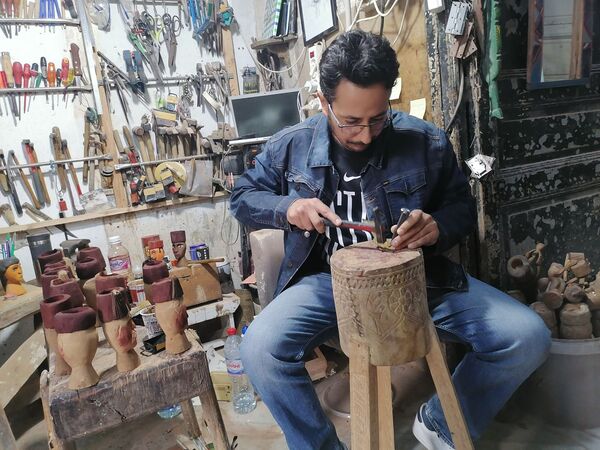  شقيقان تونسيان يحملان المشعل عن والدهما في صناعة دمية إسماعيل باشا... صور - سبوتنيك عربي