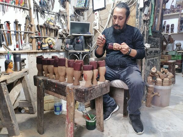  شقيقان تونسيان يحملان المشعل عن والدهما في صناعة دمية إسماعيل باشا... صور - سبوتنيك عربي