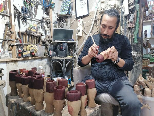  شقيقان تونسيان يحملان المشعل عن والدهما في صناعة دمية إسماعيل باشا... صور - سبوتنيك عربي