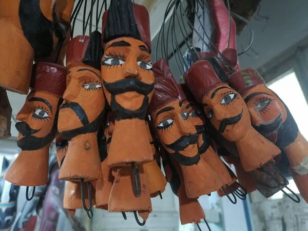  شقيقان تونسيان يحملان المشعل عن والدهما في صناعة دمية إسماعيل باشا... صور - سبوتنيك عربي