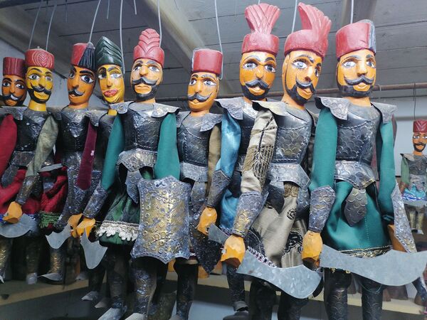  شقيقان تونسيان يحملان المشعل عن والدهما في صناعة دمية إسماعيل باشا... صور - سبوتنيك عربي