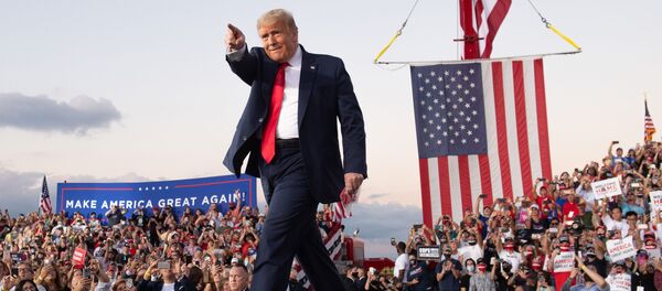 الرئيس الأمريكي دونالد ترامب يشارك في مسيرة بعنوان لنجعل أمريكا عظيمة مرة أخرى، في إار حملته الانتخابية، في مطار أورلاندو سانفورد الدولي في سانفورد، فلوريدا، 12 أكتوبر 2020. - سبوتنيك عربي