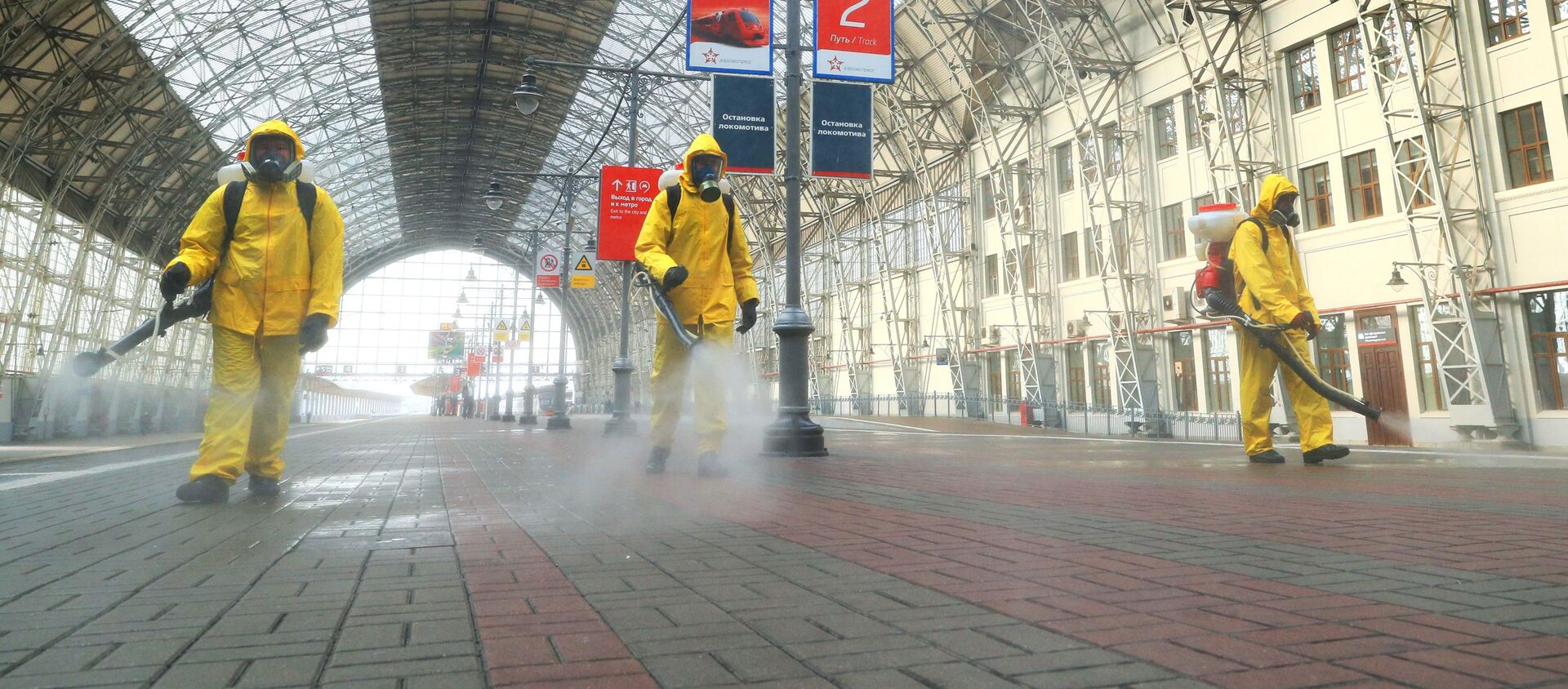 يقوم موظفو وزارة الطوارئ الروسية بتعقيم منصة محطة السكة الحديدية كييفسكايا في موسكو كجزء من تدابير مكافحة انتشار عدوى فيروس كورونا، روسيا 14 أكتوبر 2020 - سبوتنيك عربي, 1920, 13.06.2021