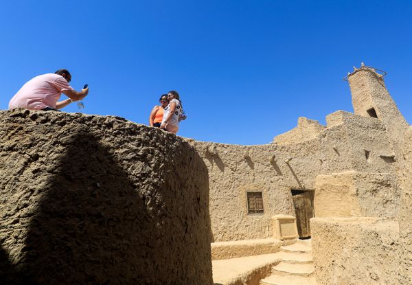 مصريون يلتقطون صورة على خلفية مسجد عريق في واحة سيوة، صحراء مصر الغربية 15 أكتوبر 2020 مصريون يلتقطون صورة على خلفية مسجد عريق في واحة سيوة، صحراء مصر الغربية 15 أكتوبر 2020 - سبوتنيك عربي