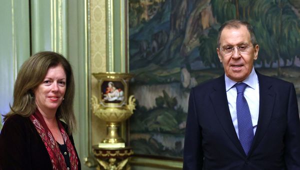 الممثلة الخاصة للأمين العام للأمم المتحدة ستيفاني وليامز مع وزير الخارجية الروسي سيرغي لافروف الممثلة الخاصة للأمين العام للأمم المتحدة ستيفاني وليامز مع وزير الخارجية الروسي سيرغي لافروف - سبوتنيك عربي