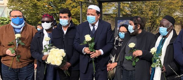 وفد من شخصيات إسلامية لوضع باقة من الزهور خارج المدرسة التي قتل عندها المدرس وفد من شخصيات إسلامية لوضع باقة من الزهور خارج المدرسة التي قتل عندها المدرس - سبوتنيك عربي