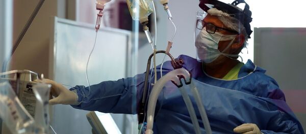 ممرض تفحص مريضا يعاني من مرض فيروس كورونا في وحدة العناية المركزة بأحد المستشفيات في ضواحي بوينس آيرس بالأرجنتين ممرض تفحص مريضا يعاني من مرض فيروس كورونا في وحدة العناية المركزة بأحد المستشفيات في ضواحي بوينس آيرس بالأرجنتين - سبوتنيك عربي