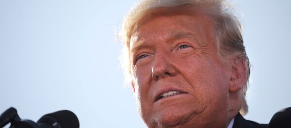 الرئيس الأمريكي دونالد ترامب أثناء إلقاء كلمة في إطار حملته الإنتخابية في مطار توسون الدولي، ولاية أريزونا، الولايات المتحدة، 19 أكتوبر 2020 - سبوتنيك عربي