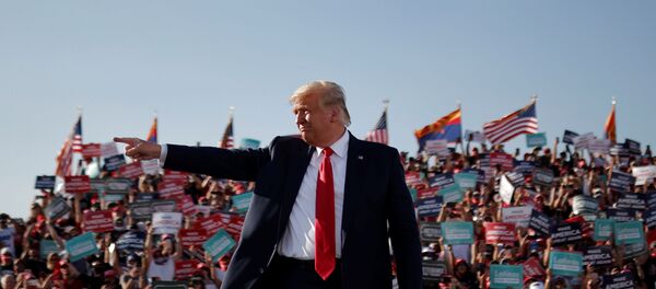 الرئيس الأمريكي دونالد ترامب أثناء إلقاء كلمة في إطار حملته الإنتخابية في مطار توسون الدولي، ولاية أريزونا، الولايات المتحدة، 19 أكتوبر 2020 - سبوتنيك عربي