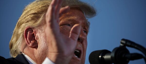 الرئيس الأمريكي دونالد ترامب أثناء إلقاء كلمة في إطار حملته الإنتخابية في مطار توسون الدولي، ولاية أريزونا، الولايات المتحدة، 19 أكتوبر 2020 - سبوتنيك عربي