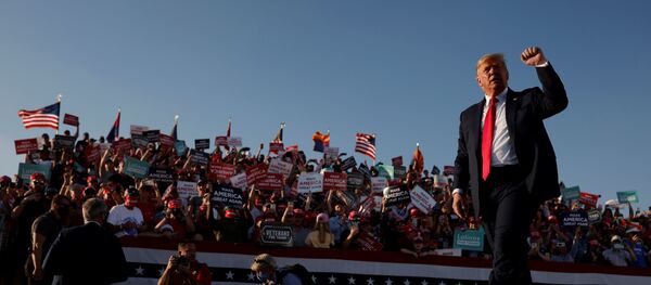 الرئيس الأمريكي دونالد ترامب أثناء إلقاء كلمة في إطار حملته الإنتخابية في مطار توسون الدولي، ولاية أريزونا، الولايات المتحدة، 19 أكتوبر 2020 الرئيس الأمريكي دونالد ترامب أثناء إلقاء كلمة في إطار حملته الإنتخابية في مطار توسون الدولي، ولاية أريزونا، الولايات المتحدة، 19 أكتوبر 2020 - سبوتنيك عربي