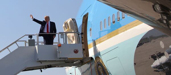 الرئيس الأمريكي دونالد ترامب في طريق عودته إلى واشنطن، الولايات المتحدة، 19 أكتوبر 2020 - سبوتنيك عربي