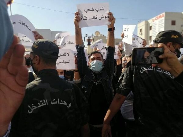 تزامنا مع مناقشته في البرلمان... صحفيو تونس يحتجون على مشروع قانون يعادي قطاعهم - سبوتنيك عربي