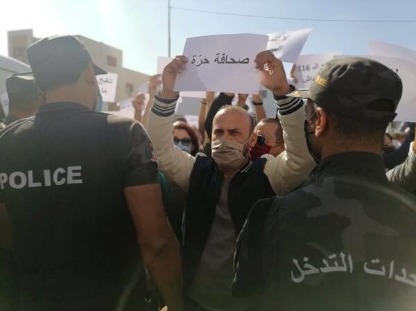 تزامنا مع مناقشته في البرلمان... صحفيو تونس يحتجون على مشروع قانون يعادي قطاعهم - سبوتنيك عربي