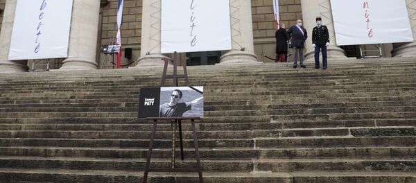  صورة المدرس المقتول صامويل باتي بشريط أسود على درج الجمعية الوطنية في باريس - فرنسا - سبوتنيك عربي