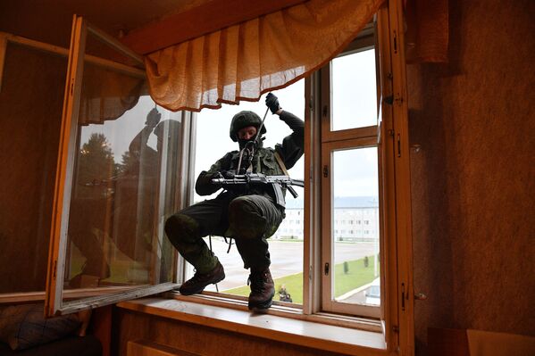 تدريبات معقدة للقوات الخاصة التابعة للمنطقة العسكرية الغربية لروسيا في ساحة التدريب في منطقة بسكوف الروسية، 20 أكتوبر 2020 - سبوتنيك عربي