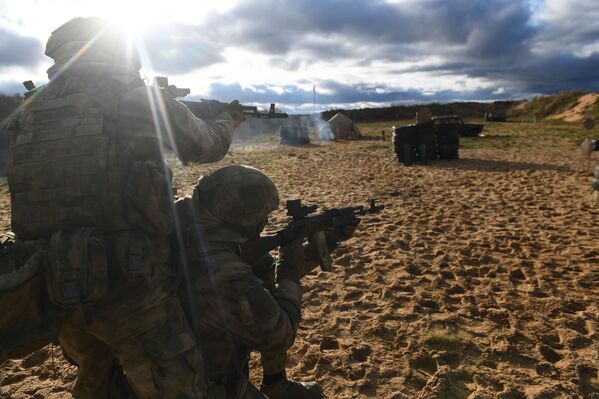 تدريبات معقدة للقوات الخاصة التابعة للمنطقة العسكرية الغربية لروسيا في ساحة التدريب في منطقة بسكوف الروسية، 20 أكتوبر 2020 - سبوتنيك عربي