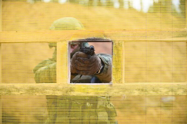 تدريبات معقدة للقوات الخاصة التابعة للمنطقة العسكرية الغربية لروسيا في ساحة التدريب في منطقة بسكوف الروسية، 20 أكتوبر 2020 - سبوتنيك عربي