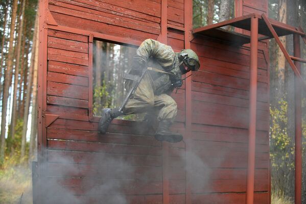تدريبات معقدة للقوات الخاصة التابعة للمنطقة العسكرية الغربية لروسيا في ساحة التدريب في منطقة بسكوف الروسية، 20 أكتوبر 2020 - سبوتنيك عربي