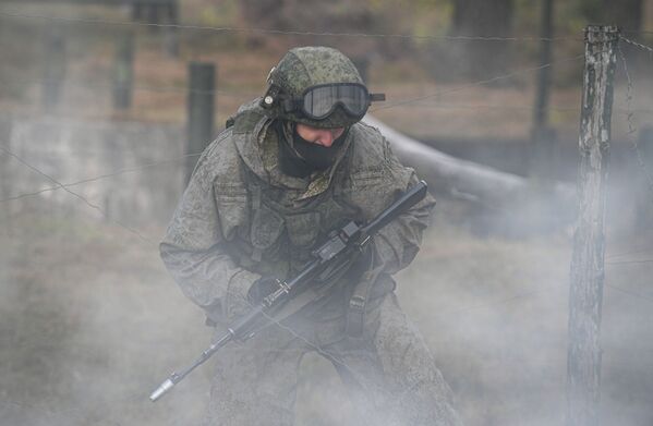 تدريبات معقدة للقوات الخاصة التابعة للمنطقة العسكرية الغربية لروسيا في ساحة التدريب في منطقة بسكوف الروسية، 20 أكتوبر 2020 - سبوتنيك عربي