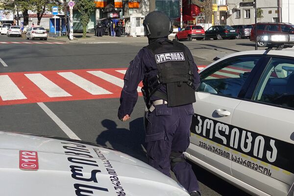   الشرطة الجورجية في موقع احتجاز الرهائن في بنك جورجيا في مدينة زوغديدي، جورجيا، 21 أكتوبر 2020 - سبوتنيك عربي