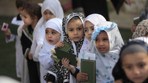 بنات في رياض أطفال من مدرسة بالقاهرة يحملون جوازات سفر وهمية حيث يقومون بمحاكاة الحج إلى مكة - سبوتنيك عربي