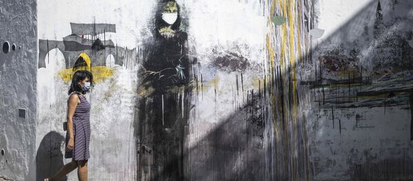 رسم غرافيتي توضيحي للوضع الوبائي في العالم ، فيروس كورونا - أصيلة، المغرب 19سبتمبر 2020 - سبوتنيك عربي