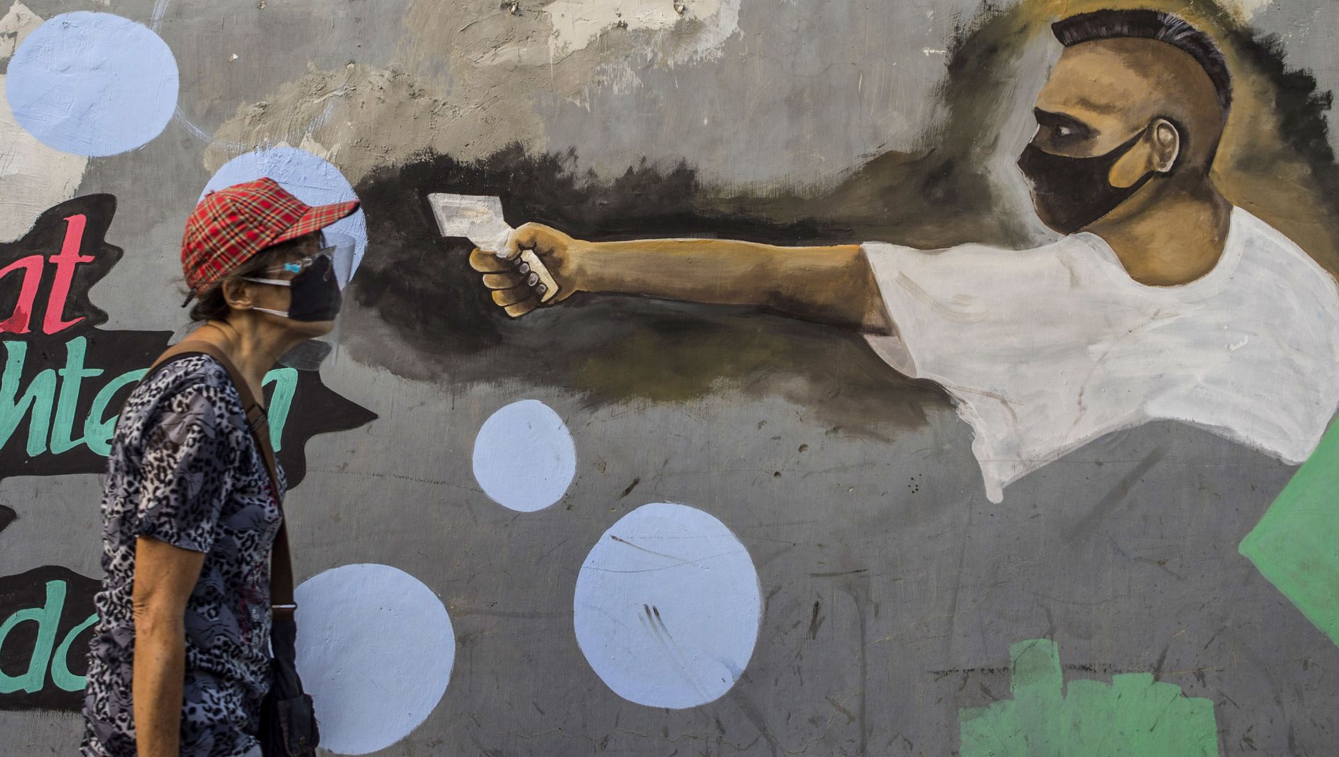رسم غرافيتي توضيحي للوضع الوبائي في العالم ، فيروس كورونا - مدينة سورابايا شرق يافا، إندونيسيا، 30 سبتمبر 2020 رسم غرافيتي توضيحي للوضع الوبائي في العالم ، فيروس كورونا - مدينة سورابايا شرق يافا، إندونيسيا، 30 سبتمبر 2020 - سبوتنيك عربي, 1920, 02.08.2021