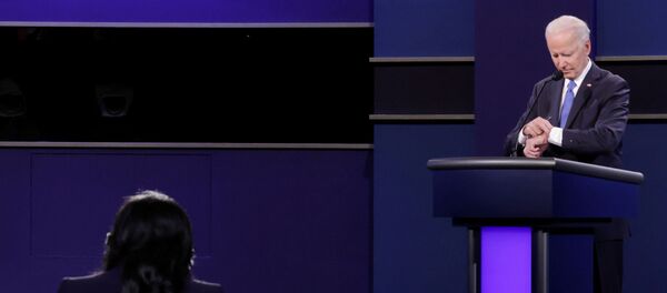 جو بايدن أثناء منظرته الأخيرة مع ترامب قبل انتخابات الرئاسة جو بايدن أثناء منظرته الأخيرة مع ترامب قبل انتخابات الرئاسة - سبوتنيك عربي