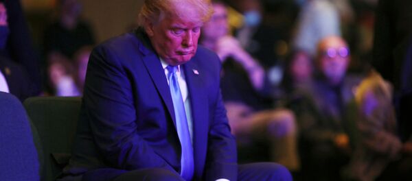  الرئيس الأمريكي دونالد ترامب يخرج بعضاً من المال قبل التبرع في الكنيسة الدولية لاس فيغاس، الولايات المتحدة 18 أكتوبر 2020 - سبوتنيك عربي