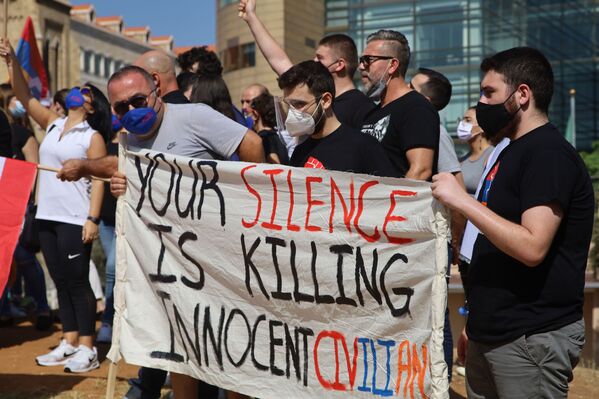 المنظمات الشبابية والطلابية الأرمن في لبنان في وقفة احتجاجية سلمية أمام مقر الأسكوا في بيروت، مطالبة المجتمع الدولي بحق تقرير مصير إقليم ناغورني قره باغ، ومنددة بـ استهداف اذربيجان للمدنيين الأرمن، 23 أكتوبر 2020 - سبوتنيك عربي