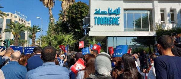 عاملون بقطاع السياحة يتظاهرون احتجاجا على تردي أوضاعهم في تونس - سبوتنيك عربي