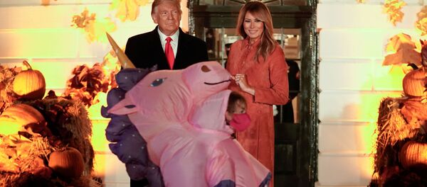 الرئيس الأمريكي دونالد ترامب وزوجته ميلانيا ترامب يستضيفان فعالية بمناسبة هالوين في فناء البيت الأبيض في واشنطن، الولايات المتحدة 25 أكتوبر 2020 - سبوتنيك عربي