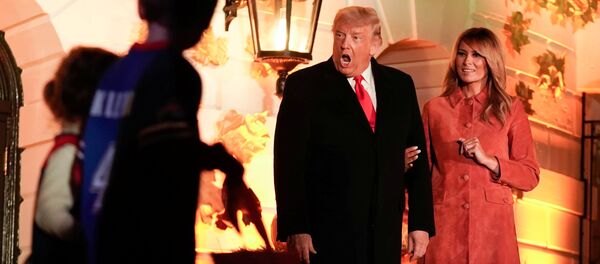 الرئيس الأمريكي دونالد ترامب وزوجته ميلانيا ترامب يستضيفان فعالية بمناسبة هالوين في فناء البيت الأبيض في واشنطن، الولايات المتحدة 25 أكتوبر 2020 - سبوتنيك عربي