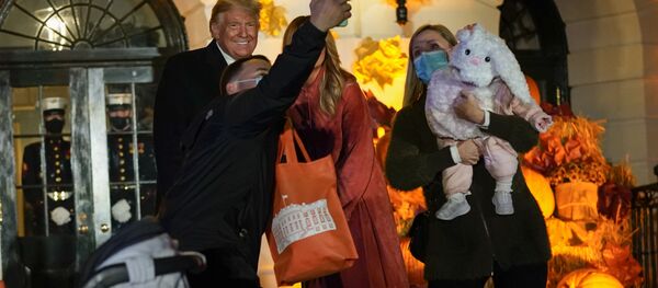 الرئيس الأمريكي دونالد ترامب وزوجته ميلانيا ترامب يستضيفان فعالية بمناسبة هالوين في فناء البيت الأبيض في واشنطن، الولايات المتحدة 25 أكتوبر 2020 - سبوتنيك عربي