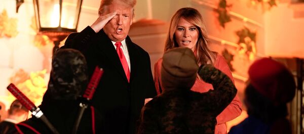 الرئيس الأمريكي دونالد ترامب وزوجته ميلانيا ترامب يستضيفان فعالية بمناسبة هالوين في فناء البيت الأبيض في واشنطن، الولايات المتحدة 25 أكتوبر 2020 - سبوتنيك عربي
