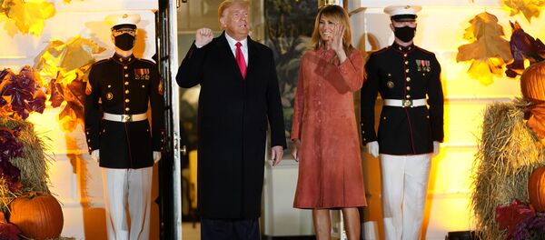 الرئيس الأمريكي دونالد ترامب وزوجته ميلانيا ترامب يستضيفان فعالية بمناسبة هالوين في فناء البيت الأبيض في واشنطن، الولايات المتحدة 25 أكتوبر 2020 - سبوتنيك عربي