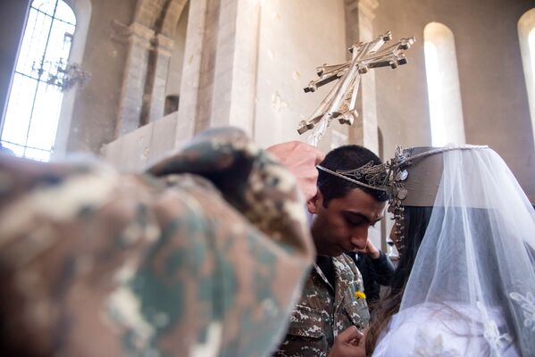 هوفانيس هوفسيبيان ومريم سركسيان، من سكان ناغورني قره باغ، يقيمان حفل زفافهما في كاتدرائية غزانتشيتسوت الأرمنية (كاتدرائية المسيح القديس المخلص)، في بلدة شوشي (شوشا)، بينما لايزال النزاع العسكري في المنقطة مستمرا بين أرمينيا وأذربيجان، 24 أكتوبر 2020 - سبوتنيك عربي