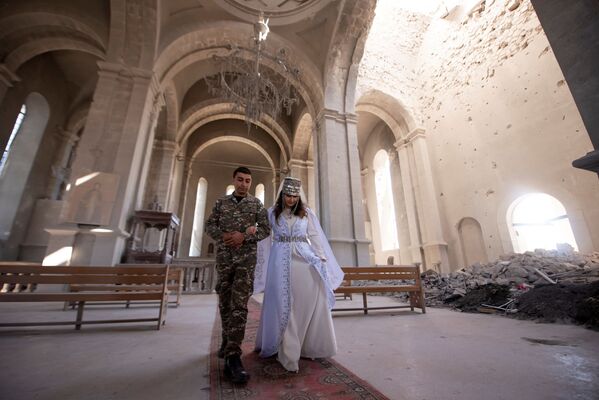 هوفانيس هوفسيبيان ومريم سركسيان، من سكان ناغورني قره باغ، يقيمان حفل زفافهما في كاتدرائية غزانتشيتسوت الأرمنية (كاتدرائية المسيح القديس المخلص)، في بلدة شوشي (شوشا)، بينما لايزال النزاع العسكري في المنقطة مستمرا بين أرمينيا وأذربيجان، 24 أكتوبر 2020 - سبوتنيك عربي