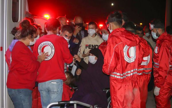  عائلات ألبانية مع أطفالها تصل العاصمة السورية دمشق، قادمة من مخيم الهول، في سياق تعاون إنساني متعدد الأطراف لإعادة عوائل مسلحي تنظيم داعش الإرهابي، إلى بلدانهم. - سبوتنيك عربي