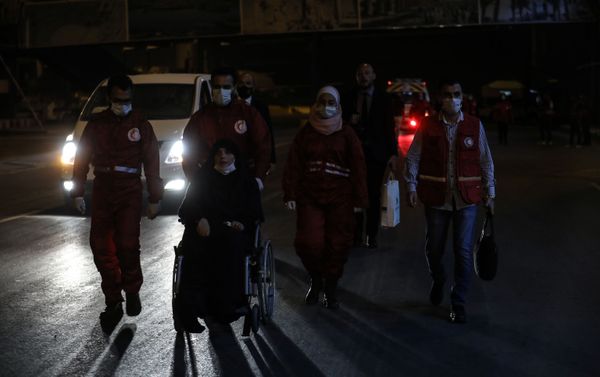  عائلات ألبانية مع أطفالها تصل العاصمة السورية دمشق، قادمة من مخيم الهول، في سياق تعاون إنساني متعدد الأطراف لإعادة عوائل مسلحي تنظيم داعش الإرهابي، إلى بلدانهم. - سبوتنيك عربي