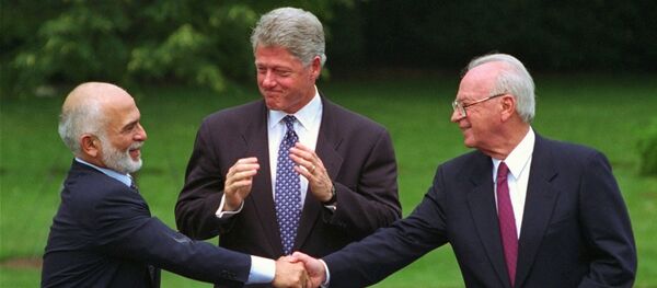 ملك الأردن السابق الملك حسين  يصافح رئيس الوزراء الإسرائيلي إسحاق رابين بعد التوقيع على توقيع اتفاق سلام بينهما - سبوتنيك عربي