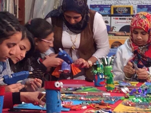 فنانة مصرية تعيد تدوير المخلفات إلى لوحات فنية مبهجة... صور‏ - سبوتنيك عربي