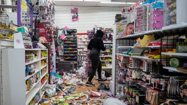 احتجاجات واسعة في فلادلفيا الأمريكية وأعمال عنف ونهب جماعي للمحلات التجارية بعد مقتل رجل أسود على يد الشرطة  - سبوتنيك عربي